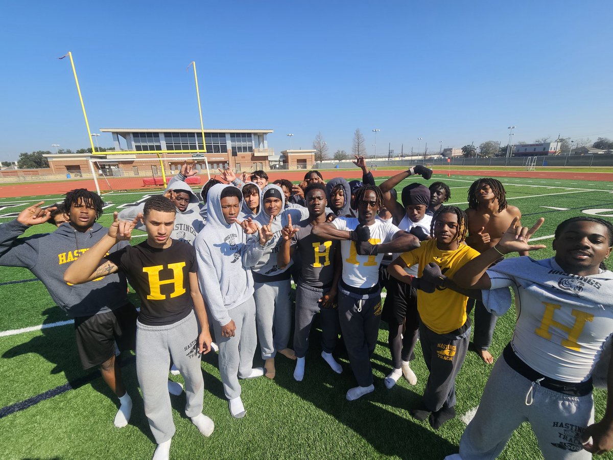 No school today... Boys still showed up for their weekly dose of Man Making Monday workouts!
#RecruitTheBearCave #ItsFREE #BearsRunToo