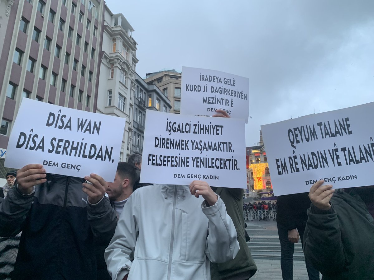 📍İstanbul

Wan belediyesine kayyum atanmasına karşı Kürt halkının iradesinin gasp edilmesine dur demek için Barış Emek Demokrasi Güçleri ile birlikte Şişhane Meydan’daydık.

Kayyum atamaları Kürdistan’daki tek devlet  varlığının zor yoluyla olmasının bir kanıtıdır. İşgale karşı