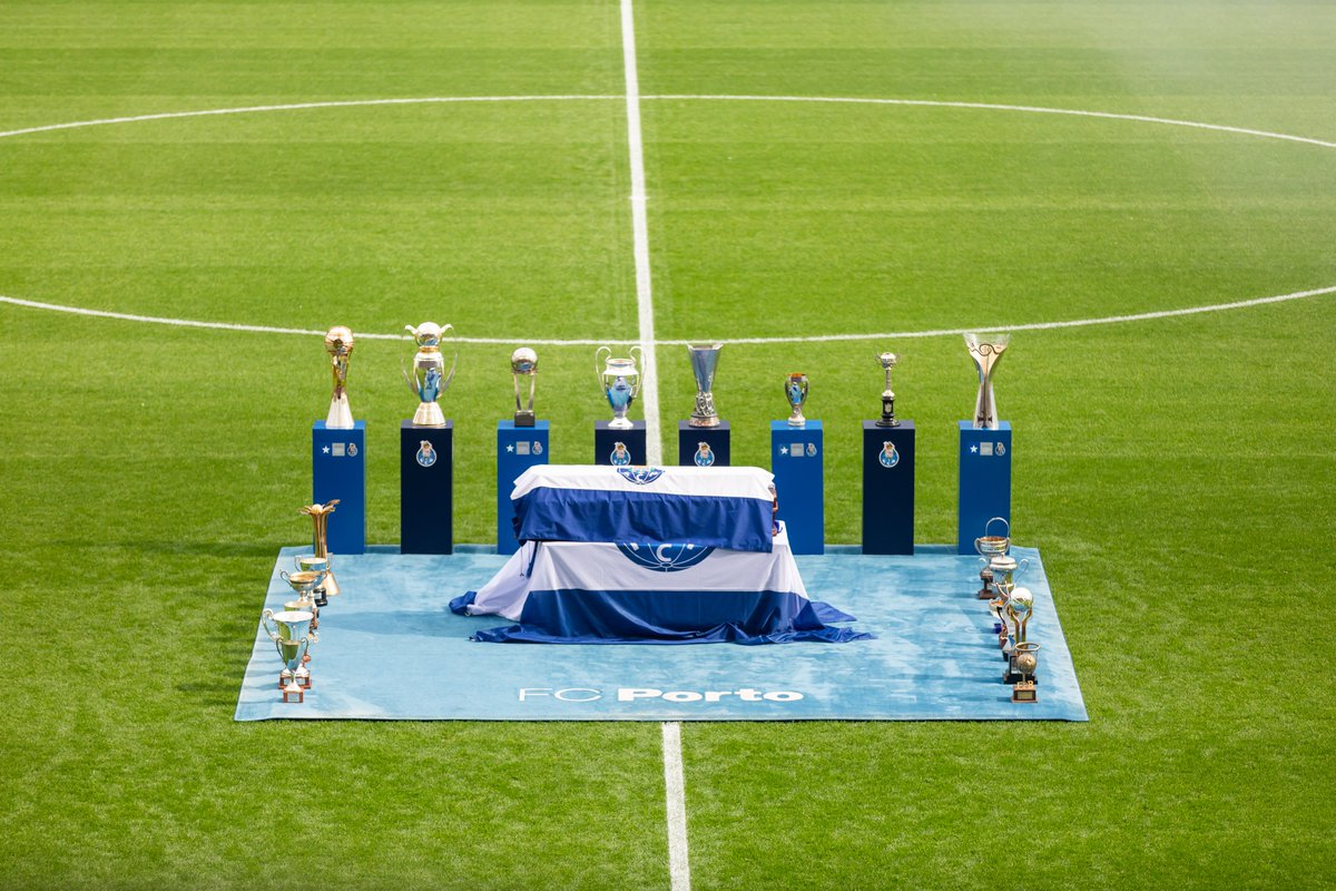 Jorge Nuno Pinto da Costa despediu-se do Dragão rodeado por parte do espólio que deixa no FC Porto💙

🏆Champions League
🏆Liga Europa
🏆Taça Intercontinental
🏆Supertaça Europeia
🏆Campeonato Nacional
🏆Taça de Portugal
🏆Supertaça Cândido de Oliveira
🏆Taça da Liga
🏆Youth
