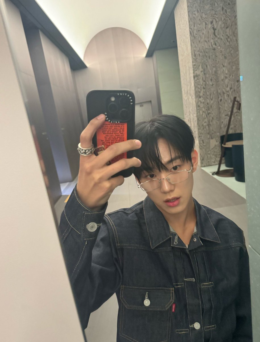 piwonsstar's tweet image. don’t you just love intak and the way he takes his mirror selfies