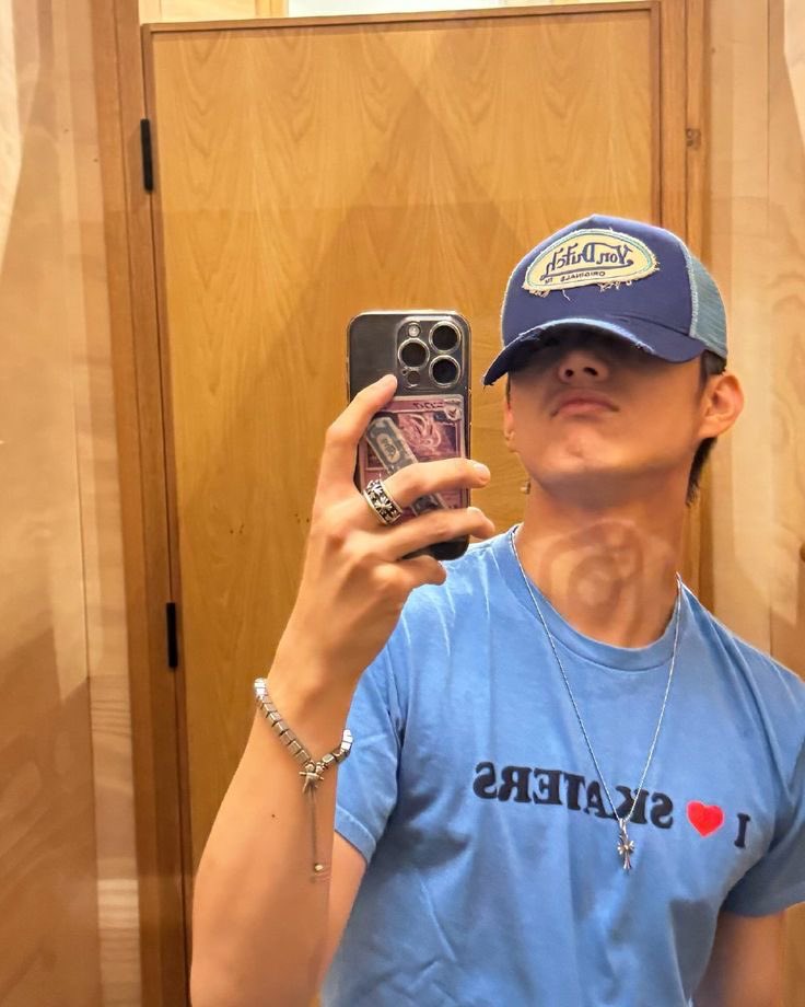 piwonsstar's tweet image. don’t you just love intak and the way he takes his mirror selfies