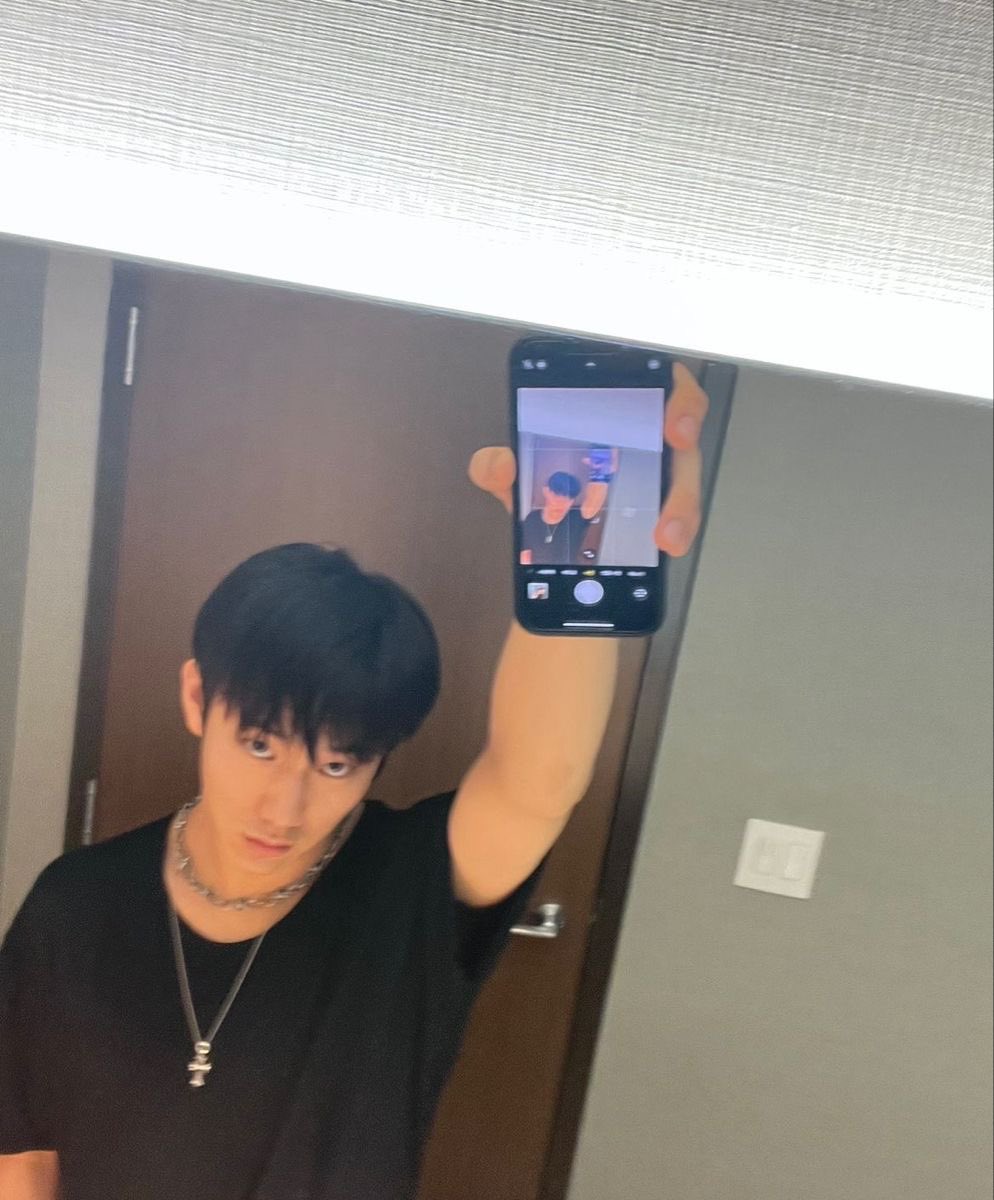 piwonsstar's tweet image. don’t you just love intak and the way he takes his mirror selfies