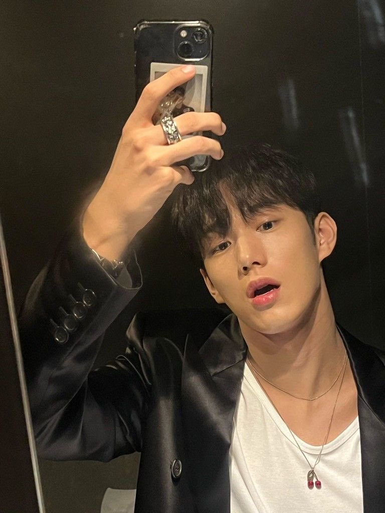 piwonsstar's tweet image. don’t you just love intak and the way he takes his mirror selfies