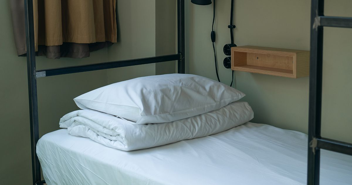 Hotel worker reveals grim reality about cleanliness of duvets and pillows

mirror.co.uk/travel/news/ho…