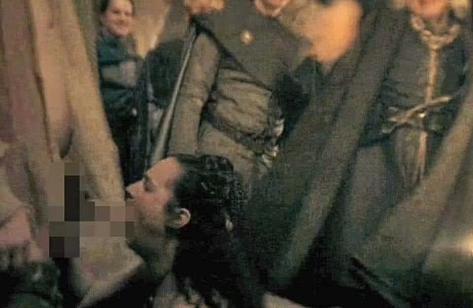 KingTargaryenn's tweet photo. - Mamá, Mamá, aparecí como extra en el episodio 2x03 de #HouseOfTheDragon 

- A ver la escena hija… https://t.co/yGNm3ZzE9B