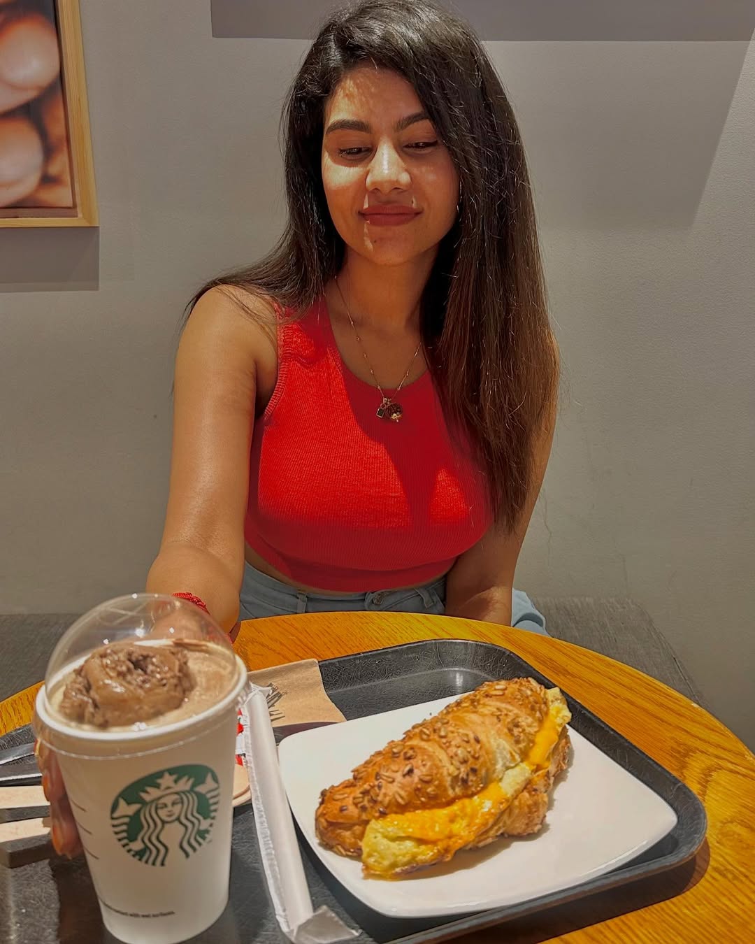 GkASVP7aAAAgJ7U?format=jpg&name=large