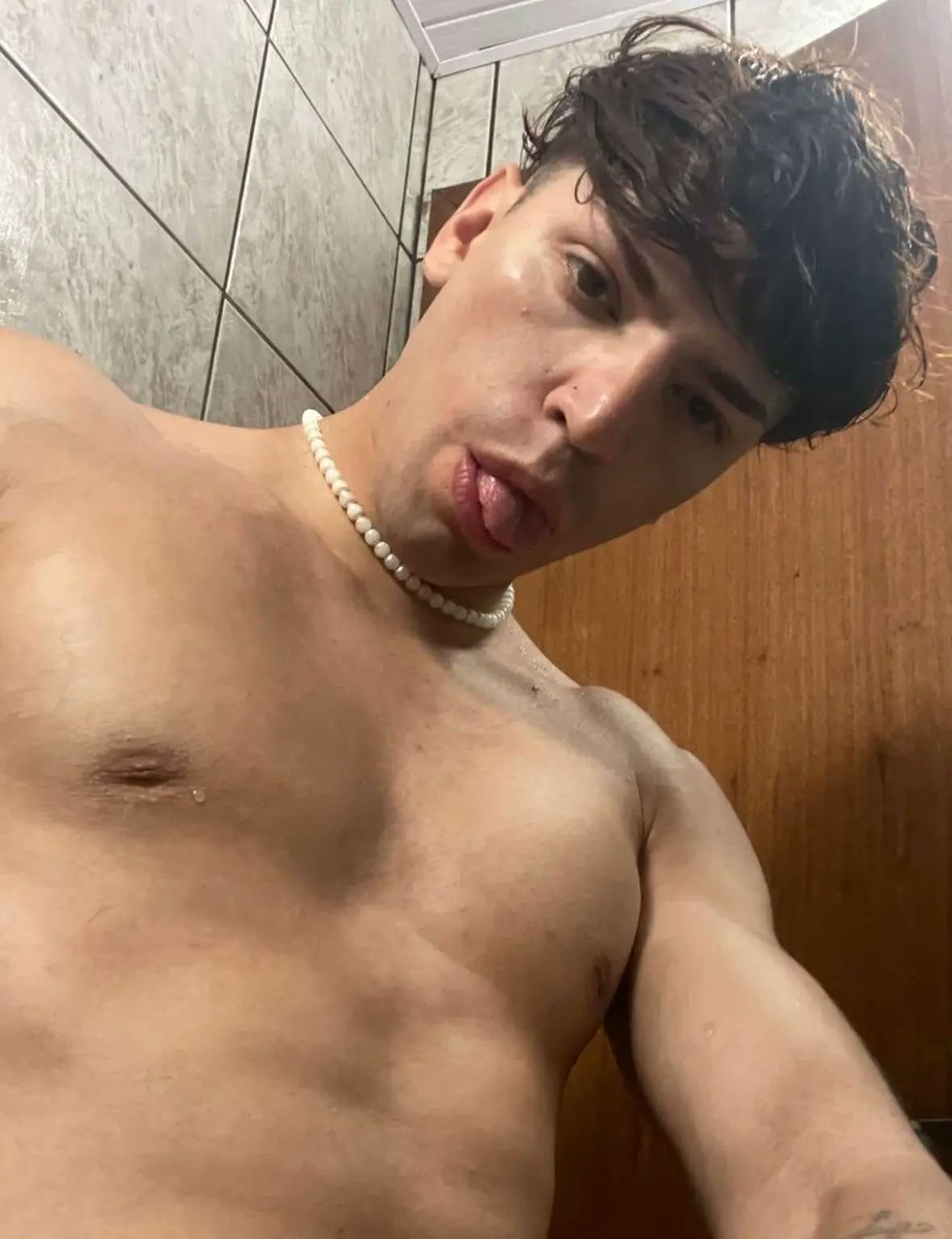 Thomasshelby4U's tweet photo. This is me when I was single. No second picture still single and looking for a daddy 😜🏳️‍🌈 https://t.co/mCUf7MQn73