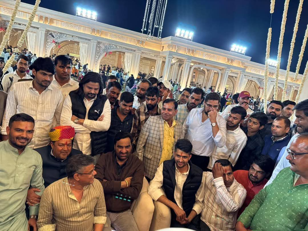 sawai_thakan's tweet photo. इस फ़ोटो में देखकर ऐसा लगता नहीं है कि चार बार के #एमएलए और दो बार के #एमपी पार्टी सुप्रिमो की यह सादगी किसी और नेताओं में देखने को नहीं मिलती है।
यह सादगी परिवार के सदस्य से कम नहीं है॥

@hanumanbeniwal 
@manphoolsaran7 
@NirmlChoudhary https://t.co/kkz6cMIsHd
