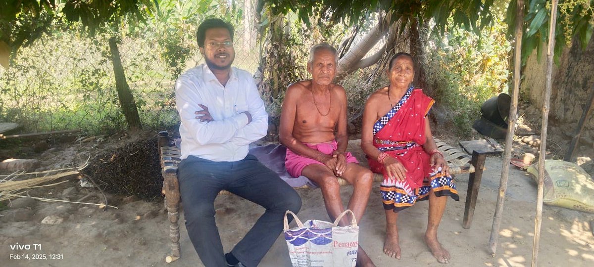 subratINE's tweet photo. Went to field when I met two oldies. Both of them are getting pensions and building a new house under PMAY-G. While returning the duo gifted me some home grown Dal (locally known as Kanduli). In return paid then 500 bucks. 🙃 https://t.co/DbDYScpnui
