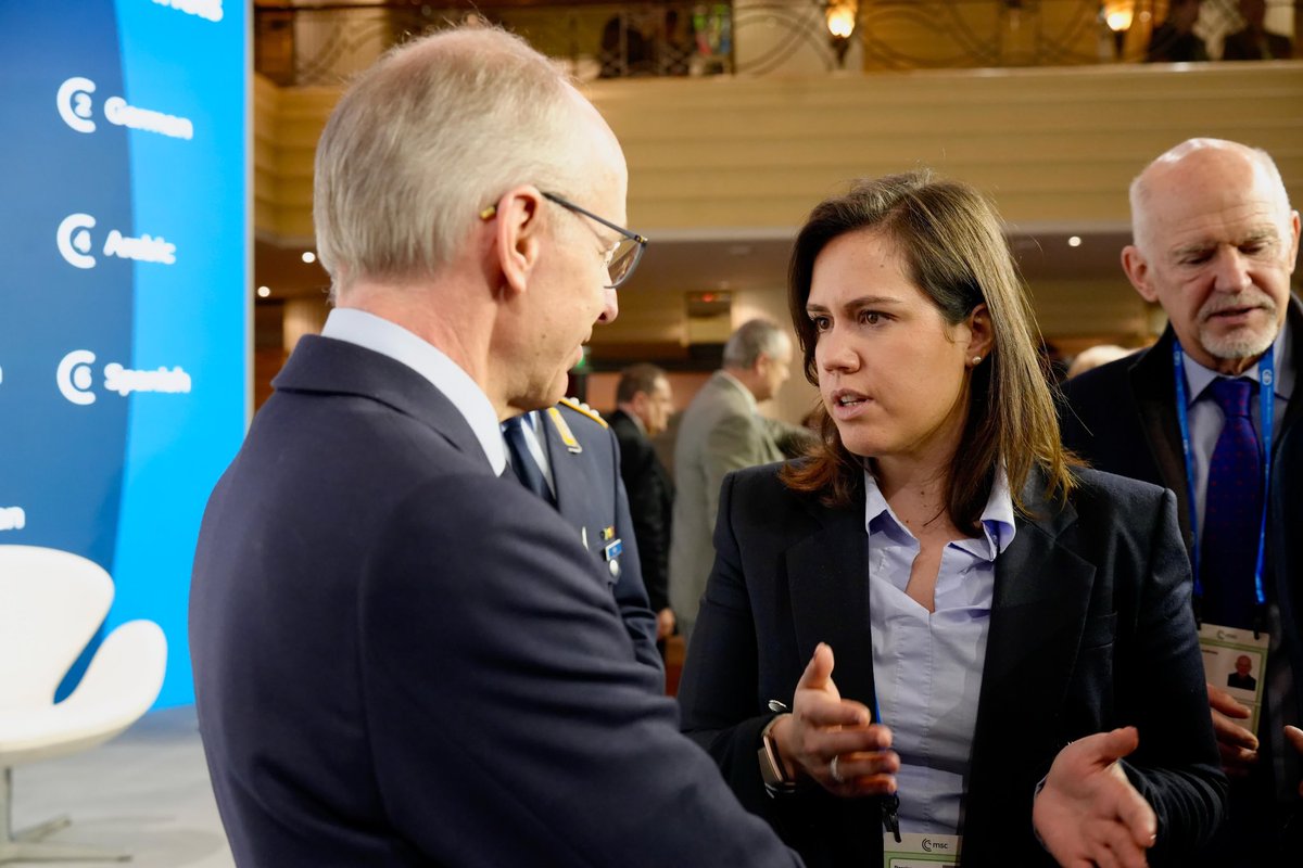 lidiafopereira's tweet image. Terminou ontem a Conferência de Segurança de Munique, onde debati a transição energética e a sua importância para a Defesa europeia. Precisamos de inovação, estratégia e união! 🇪🇺🛡️🔋

#MSC2024 #SegurançaEnergética #EuropaSustentável #DefesaEuropeia