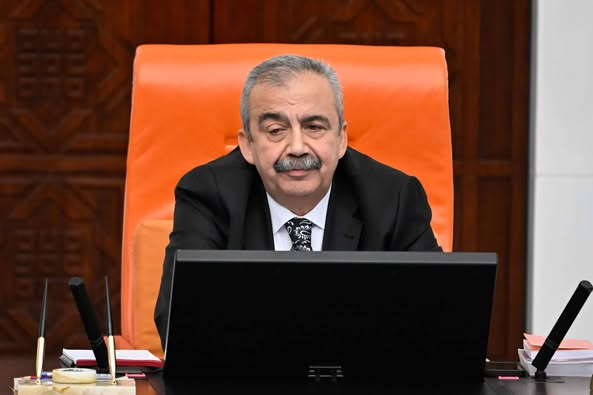 Bandral11's tweet photo. DEM Partili Sırrı Süreyya Önder'in "Türkiye Cumhuriyeti kurulurken kendisini Allah'ın yerine koydu, Allah'ı sildiler'' sözü üzerine Sinan Meydan kapağı tam yerine koymuş..👏
"Cumhuriyetin nimetlerinden fazlasıyla yararlanıyorsunuz.
Her şeyden önce Cumhuriyet sayesinde kul değil birey, tebaa değil yurttaşsınız.
Hatta; bugün o Cumhuriyetin meclisini yönetiyorsunuz.
Ama;  her fırsatta, o Cumhuriyete saldırıyorsunuz.
Nasıl, rahat mı meclis koltukları? Atatürk'ün kurduğu Cumhuriyetin, Atatürk'ün kurduğu meclisinden Atatürk'ün devrimleriyle elde ettiğiniz kazanımlarla Atatürk'ün kurduğu Cumhuriyeti olur olmaz eleştirmek müthiş bir lüks olsa gerek?
Eğleniyor musunuz?
Suriye'de, Irak'ta, Filistin'de, Ortadoğu'da sizin gibi iyi koşullara sahip vekiller yok.
Ne vekili?
Meclis bile yok...
Bugün Türkiye'nin etrafında dinciliğin, mezhepçiliğin, etnik bölünmenin girdabında cihatçı çetelerin, terör örgütlerinin cirit attığı, yıllardır dikta rejimlerinin halkın kanını emdiği, emperyalizmin oyun alanına dönen Ortadoğu'da oluk oluk kan akarken, her gün çocuklar öldürülürken, insanlar demokrasi ve barışa hasret kalmışken, sizin hala Atatürk'ün kurduğu laik cumhuriyetin anlam ve önemini kavrayamamanız trajik doğrusu.
Cumhuriyet tabi ki eleştirilebilir. Ancak; cumhuriyeti şeriat hukuku yerine laik hukuku kabul ettiği için eleştirmek bağnazlık veya cehalet göstergesinden başka bir şey değildir.
Klasik siyasal İslamcı ağzıyla konuşuyorsunuz.
Neymiş?
Cumhuriyet kendini Allah'ın yerine koymuş!
Koca bir palavra...
● Benim manevi mirasım ilim ve akıldır.
diyen Atatürk'ün kurduğu bu cumhuriyet, egemenliği saraydan, sultandan alıp asıl sahibine, ulusa verdi.
Bu amaçla Atatürk; savaşın ortasında, orduyu kurmadan önce meclisi kurdu. Bu meclis, saray saltanatına, şeriat hukukuna son verdi.
Atatürk; Türkiye'yi dinsel kurallarla değil, insan aklının eseri çağdaş kurallarla yönetecek laik bir düzen kurdu.
Çok da doğru yaptı.
Laiklik olmadan o dilinize doladığınız demokrasinin kurulması olanaksızdır.
İyi kötü işleyen bir Türk demokrasisi varsa, daha doğrusu yakın zamanlara kadar vardı, bunun temelinde Atatürk'ün laik karakterli devrimlerinin olduğunu biraz tarih ve sosyoloji bilen herkes görebilir.
Cumhuriyet, kendini Allah'ın yerine falan koymadı.
Cumhuriyet; halkçı bir anlayışla, 7'den 70'e halkın aydınlanması için bir eğitim devrimi yaptı. Cumhuriyet, köye okul ve öğretmen götürdü.
Siz de cumhuriyetin o okullarından yetişmediniz mi?
Cumhuriyet; halkın kanını emen aşiret yapısına, ağalık düzenine, tarikat, cemaat baskısına, medrese kafasına karşı çıktı. Çağdaş uygarlık değerlerini savundu.
Cumhuriyet, kadına insanlık onuruna yakışır haklar verdi.
Cumhuriyet; bağımsız, üniter, laik bir ulus devlet olarak kuruldu.
Atatürk; Lozan'da elde edilen barışı, yurtta barış, dünyada barış formülüyle bir barış düzeni haline getirdi.
Cumhuriyet; uzak, yakın, neredeyse tüm ülkelerle iyi ilişkiler kurdu.
O cumhuriyet; etrafı ateş çemberi ile çevrili bu coğrafyada, şimdilik 101 yıldır yeni bir savaşın parçası olmadı.
Başı sıkışan herkes soluğu Türkiye'de aldı, alıyor.
Cumhuriyet dine değil yobazlığa karşı çıktı.
Camiler açıktı.
Cumhuriyeti kuranlar savaşta zarar görmüş ve tarihi değeri olan camileri tamir ettiler.
Kuran'ı Türkçeye tefsir ettirdiler. Dini bayramlar özgürce kutlandı. Ezan hep okundu.
Ezanın 1932'den itibaren Türkçe okunmasını 'Allah'ı yasakladılar!' diye açıklamak ise düpedüz bir aldatmacadır.
Türk ulusunun Allah'a, kendi dilinde, tanrı diye seslenmesinden daha doğal ne olabilir.
Bundan ancak Arap hayranları ve Türkçeye düşman olanlar rahatsız olur.
Bu Cumhuriyeti sokakta bulmadık. Bu Cumhuriyetin nimetlerinden yararlanıp her fırsatta bu Cumhuriyete saldırdığınızda karşınızda beni bulacaksınız."