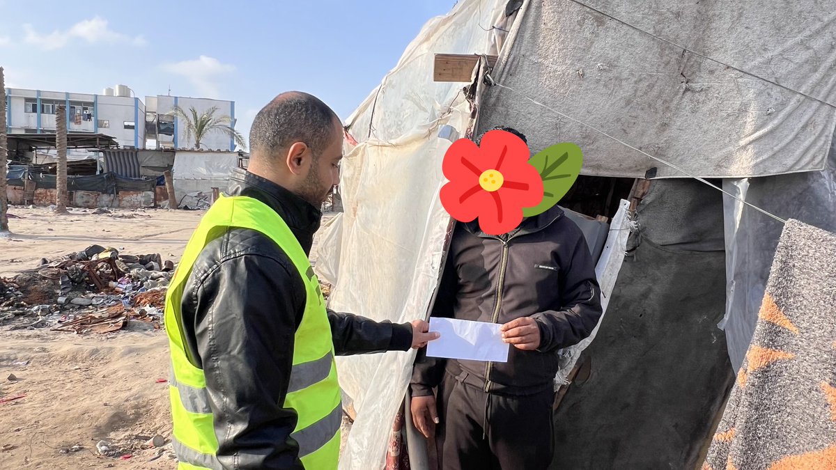 mohamed_man27's tweet photo. جانب من مشروع توزيع المساعدات المالية على الأسر النازحة في الخيام 💰
للتبرع والمساهمة 
📞 وتساب / 00972599028563
#لجنة_زكاة_ديرالبلح https://t.co/uqC7pQfITR