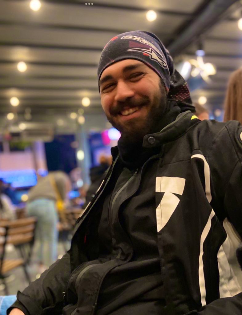 Fotoğrafta gördüğünüz kişiler Ahmet Minguzzi ve Motokurye Samet Özgül.

Ahmet, 15 yaşında 2 kişi tarafından saldırıya uğradı; biri tekmelerken diğeri bıçakladı. Samet ise trafikte uyardığı 3 kişi tarafından darp edilip boğazından bıçaklandı.

İkisi de yaşam hakkı elinden alınan