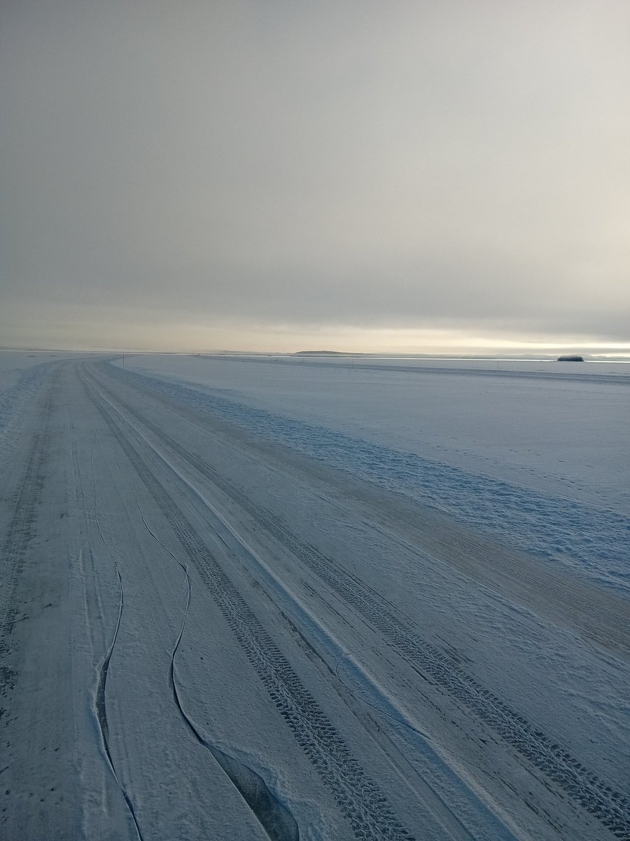 Ei olla Pohjanmaalla vaikka onkin aakeeta laakeeta.
Kolin jäätie on saatu avattua ja sen rinnalle retkiluistelurata. Ei ollut ruuhkaa tänä aamuna, pakkasta -22, tyyntä.
Yllättävän hyvä baana vaikka luonnon armoilla ollaankin. Auraus oli vielä tuossa vaiheessa kesken.
