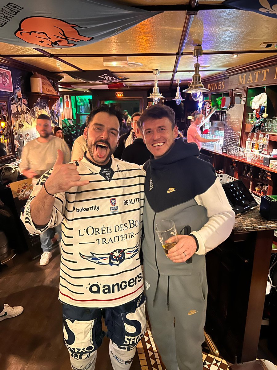 🏒⚽️ Deux équipes <a href="/DucsdAngers/">Les Ducs d'Angers</a> <a href="/AngersSCO/">Angers SCO</a> deux capitaines exemplaires qui jouent avec une seule et même devise : #LaDalleAngevine 🤩
<a href="/rob1_g/">robin gaborit</a> 🤜🤛 <a href="/PierrickCapelle/">Pierrick15</a> 🤟👊💪🔥🏆 <a href="/Matt_Murphy_s/">Matt Murphy's </a> <a href="/Angers/">Ville d'Angers</a> 
#SportAngers #CdFHockey