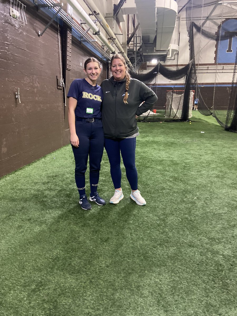 RockGoldRios's tweet photo. Check out Avery’s pic from the Tufts Softball camp! 📸🥎. Avery had an amazing time and absolutely loved the school! Huge thanks to all the coaches and staff for the incredible experience. Avery can’t wait for more! 💙🧡 #TuftsSoftball #CampVibes #SoftballLove #FutureJumbo https://t.co/vTyiGPWsgD