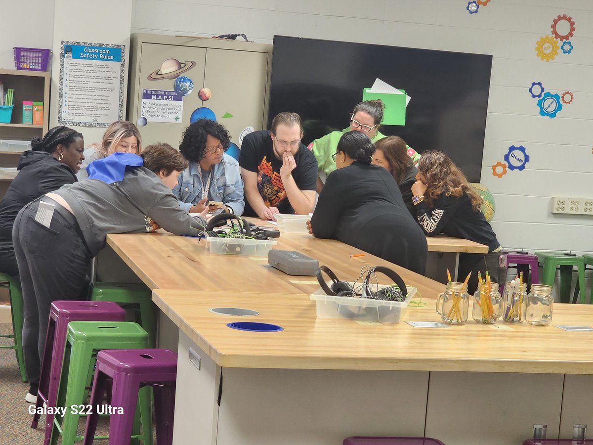 EastGarnerES's tweet photo. Team Building at its best!!! Data digging next. Our staff did a phenomenal job! Special shoutout to @ThePrincipalFai and Ms. Holland for helping us organizing these activities #Teamwork @WCPSS @SEasternArea @JamesOverman4 https://t.co/QNEtKd3FPX