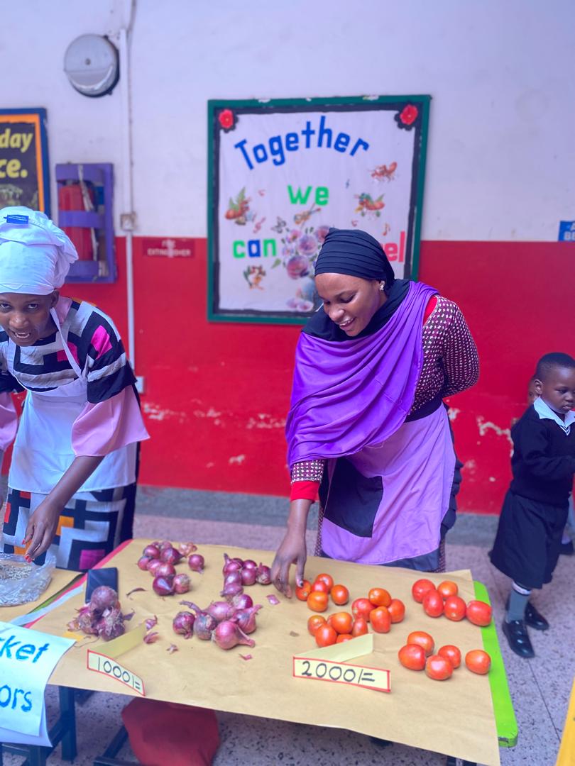 SakSchools's tweet image. Inspiring future leaders at #SakSchools! Our #LearningBeyondTheClassroom initiative saw teachers become community professionals, demonstrating the real-world impact of various careers. This engaging experience broadened pupils&apos; understanding of community roles &amp;amp; their importance.