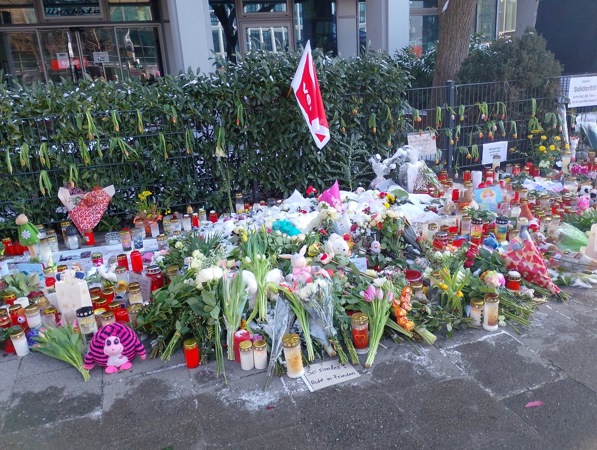 toulouse81677's tweet photo. #München #MuenchenAttack #muenchenanschlag https://t.co/0kaByc1GxK