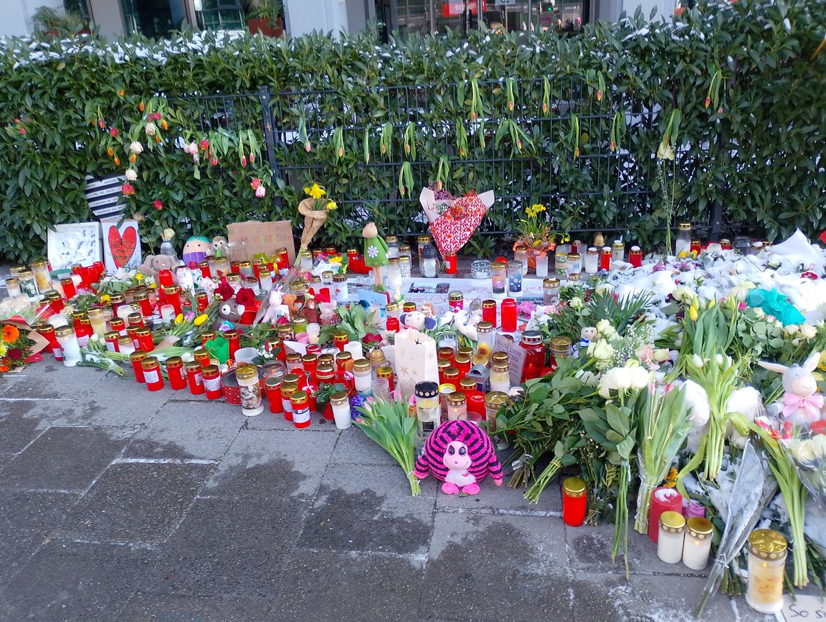 toulouse81677's tweet photo. #München #MuenchenAttack #muenchenanschlag https://t.co/0kaByc1GxK