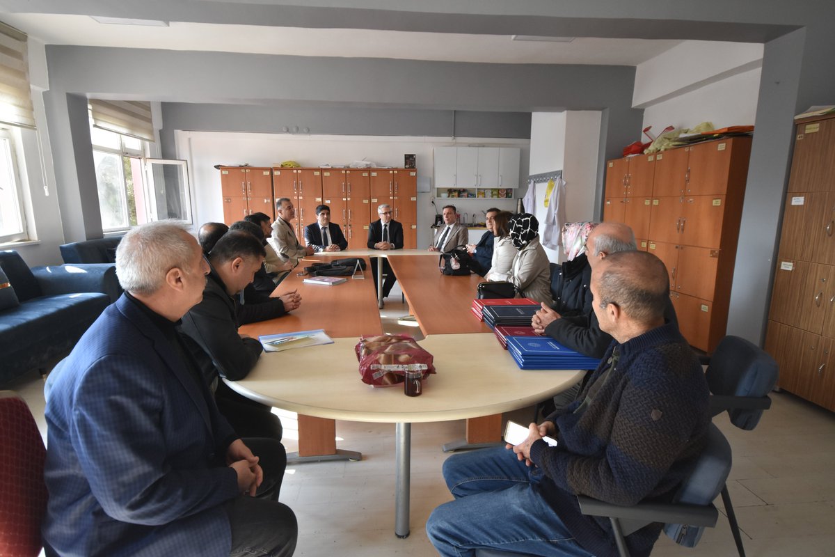 İl Milli Eğitim Müdürümüz Sayın Yaşar CİĞER, okul ziyaretleri kapsamında Mehmet Akif Ersoy Anadolu Lisesi'ni ziyaret edip öğretmen ve öğrencilerle bir araya geldi.

Okulda yürütülen sosyal sorumluluk projelerini de yakından inceleyen İl Müdürümüz, “Kardeşlerimiz için Yardım