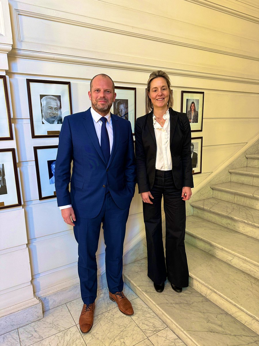 FranckenTheo's tweet photo. Nieuwe topaanwinst voor het kabinet Defensie. 

Prof. Dr. Cind Du Bois van de Koninklijke Militaire School komt mijn team versterken. Ze zal zich o.a. toeleggen op de uitbouw van onze defensie-industrie en economische veiligheid. 

Let’s go! https://t.co/KUANciOCzV