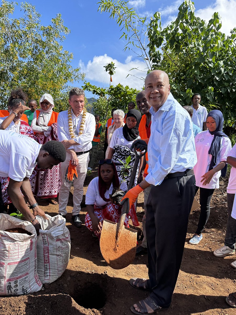 SylvainRiquier1's tweet photo. Bel engagement de l’Université, des étudiants et des lycéens de la région de Ouani pour préserver le littoral de l’île d’#Anjouan grâce à la plantation de mangroves, 

avec l’appui financier de la COI  @commission_coi, @AFD_France et du fonds français pour l’environnement 
🇰🇲🇫🇷 https://t.co/WMfOpIAi8e