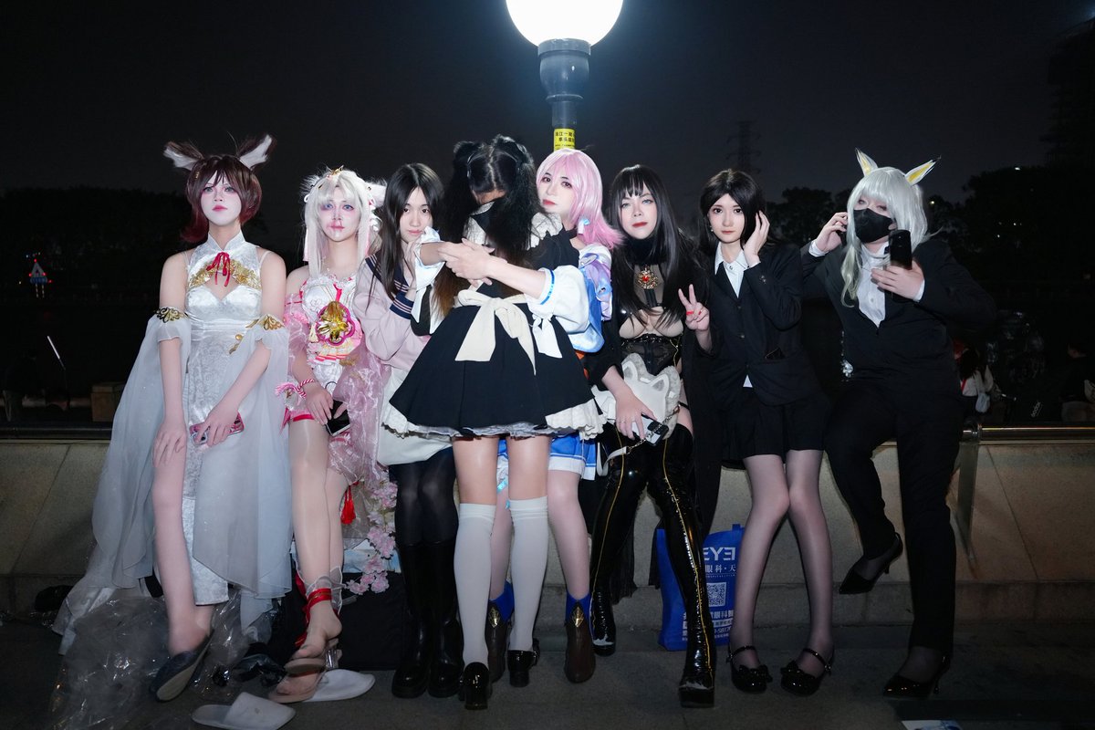 CP美少女集合大合照，最开心的一次。好感动，周一就漫展后遗症发作了，需要美少女贴贴才能好。

灯老师的整活家暴妆看一次笑一次，人太多，其中还有美少女不愿意透露姓名，我就不一一@了

#cosplay #coser #cpgz07