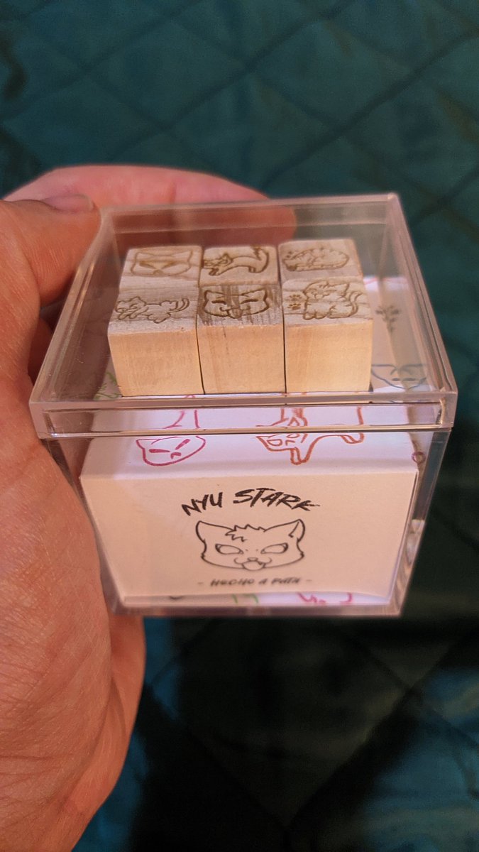 En el stand de <a href="/NyuStark/">Nyu Stark</a> compré los sellitos de gatitos 😍❤️🥰 Me parecen super adorables ❤️