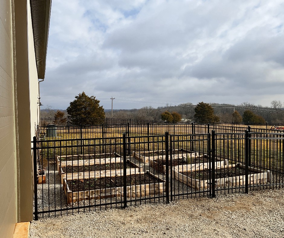 OzarkFence's tweet photo. Gotta protect those veggies! 🥕 🥦 https://t.co/eiLIybWfag