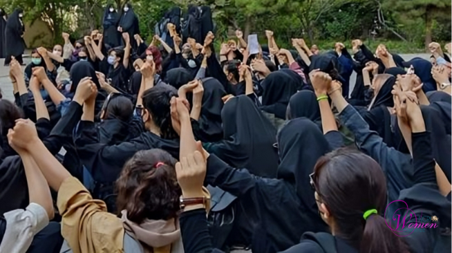 CNRIfemmes's tweet image. Elles peuvent étudier, mais pas décider
Elles peuvent apprendre, mais pas gouverner

Ne nous faisons pas d’illusions: le régime iranien est profondément misogyne,  voilà aussi pourquoi les femmes sont à l’avant-garde des #protestations #Iran✊

🔗 wncri.org/fr/2025/02/17/…