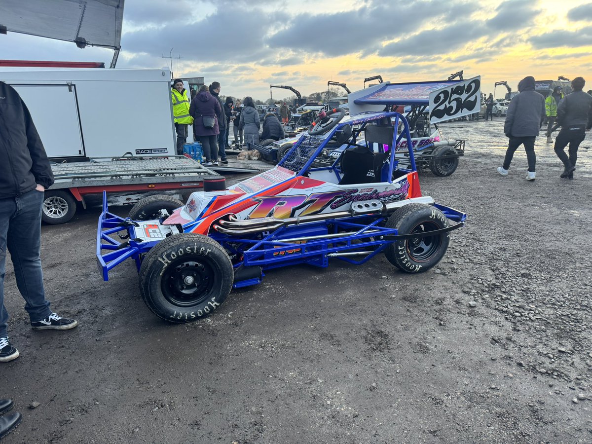 gavlar53's tweet photo. First race of 2025 in the bag and after a slow h1 made a few changes and moved forward for the rest of the meeting. Can’t remember the last time I was as cold though #spedeworth #superstox #yarmouthstadium https://t.co/mj3iaC3BvE