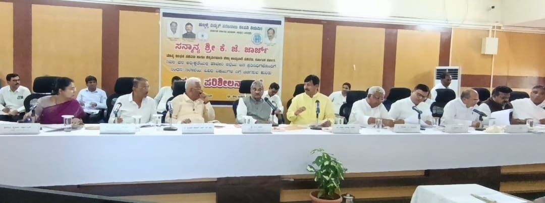 thekjgeorge's tweet image. Today I chaired an important review meeting with the Elected leaders and top #HESCOM officials at the Zilla Panchayat Hall in #Haveri. 

The meeting focused on finding efficient ways to improve power supply and enhance energy infrastructure in the district. I urged everyone at