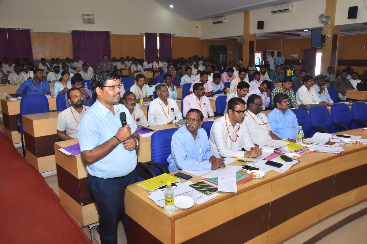 thekjgeorge's tweet image. Today I chaired an important review meeting with the Elected leaders and top #HESCOM officials at the Zilla Panchayat Hall in #Haveri. 

The meeting focused on finding efficient ways to improve power supply and enhance energy infrastructure in the district. I urged everyone at