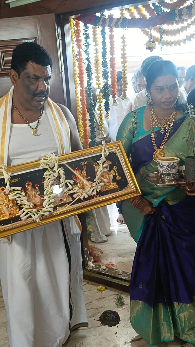 SarithaINC's tweet photo. జోగులాంబ గద్వాల జిల్లా కేంద్రంలో మా నూతన గృహాప్రవేశం సందర్భంగా ప్రజాప్రతినిధులు,శ్రేయోభిలాషిలు,ఆత్మీయ మిత్రులు,వివిధ రాజకీయ పార్టీల నాయకులు,కాంగ్రెస్ పార్టీ నాయకులు,కార్యకర్తలు,అధికారులు,అనాధికారులు విచ్చేసి ఆశీర్వదించి శుభాకాంక్షలు తెలిపిన ప్రతి ఒకరికి కృతజ్ఞతలు

-సరిత తిరుపతయ్య https://t.co/ZwsMI6hI0k