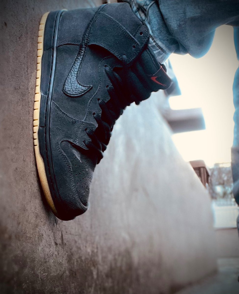 scarvesfell's tweet image. Day 17 #BHMKOTD25 ‘SATIN’ 
I don’t have any satin pairs but the suede on these is something else. 🚭 #KOTD
#yoursneakersaredope #wearyourkicks