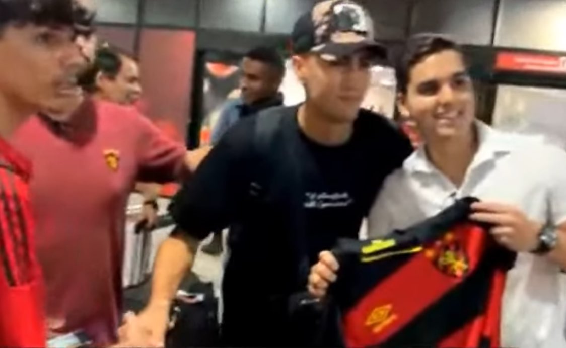 tjsdsports's tweet photo. Christian Rivera llegó a Brasil para firmar con el Sport Recife.

Las negociaciones tenían al menos un mes y similar a los casos de Bebelo y Balanta, Osorio pidió que jugaran en lo que amarraban otro refuerzo.

Durante su lesión avanzaron bastante en el fichaje.

#Xolos #Fichajes https://t.co/WbVLdIIxxu