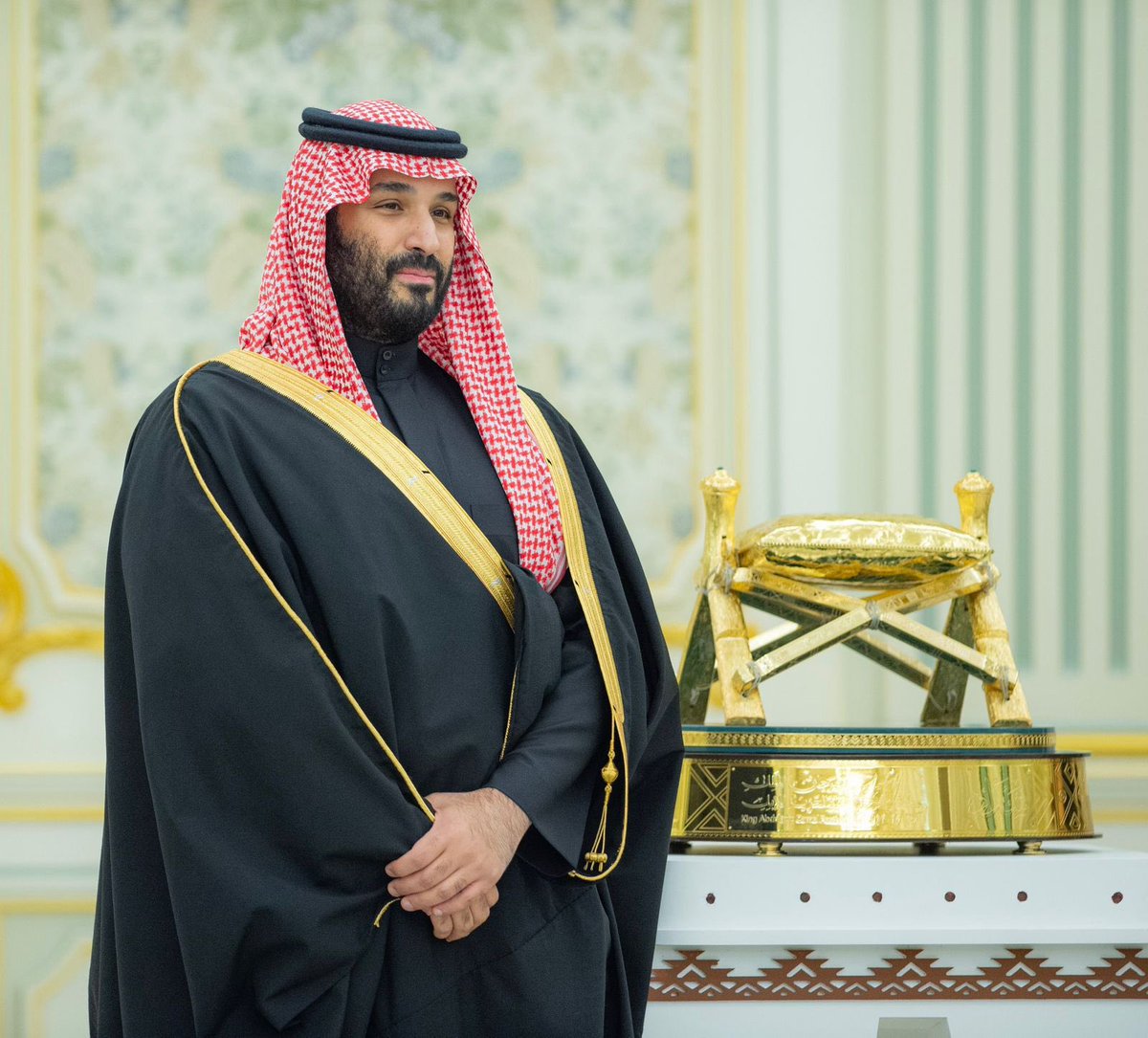 متعب النصار (@mt3bn) on Twitter photo <a href="/F_BinHithleen/">فهد بن حثلين</a> <a href="/ebrahim34ab/">إبراهيم بن عبدالله المهيدب</a> .
هبّت رياح عصرك ياسليل الملوك
وإبتسم وجه الأرض وبان فيه الرضى
إنت راع الشداد اللي بليّا مكوك
نلت مجد البلاد وجبت مجد الفضاء
من كثر ما افتخرت بـ ورث جدّك وابوك
سادةٍ وحّدوها فوق عوص النضى
إستبحت لـ عطايا الله رصيد البنوك
كل حلمٍ لأهلها صار بـ أمرك قضاء
متعب النصار <a href="/F_BinHithleen/">فهد بن حثلين</a> <a href="/ebrahim34ab/">إبراهيم بن عبدالله المهيدب</a> .
هبّت رياح عصرك ياسليل الملوك
وإبتسم وجه الأرض وبان فيه الرضى
إنت راع الشداد اللي بليّا مكوك
نلت مجد البلاد وجبت مجد الفضاء
من كثر ما افتخرت بـ ورث جدّك وابوك
سادةٍ وحّدوها فوق عوص النضى
إستبحت لـ عطايا الله رصيد البنوك
كل حلمٍ لأهلها صار بـ أمرك قضاء
متعب النصار
