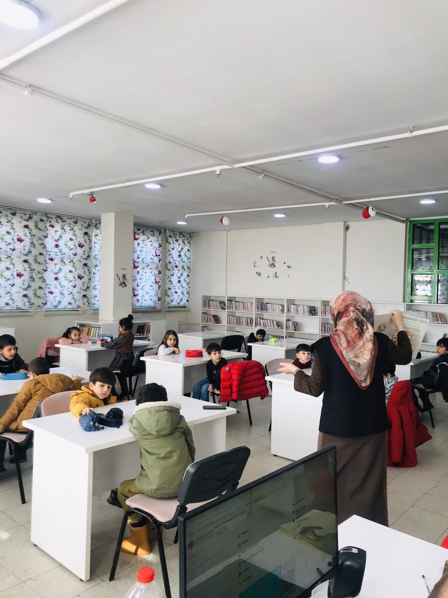 "Sınıfım Kütüphanem" projesi kapsamında 100. Yil Cumhuriyet Anaokulu 5 B sınıfı ögrencisi Ahsen Kütüphanemizden aldığı "Kütüphanedeki Aslan" adlı kitabın hikayesini arkadaşlarına anlattı. <a href="/DmrRemzi/">Dr. Remzi Demir</a>