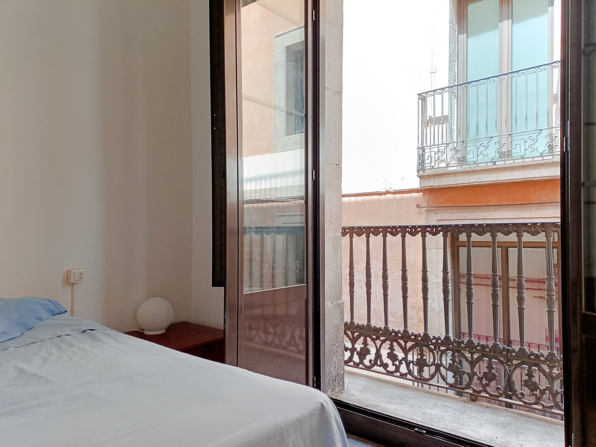 Se busca compañere de piso en Barcelona

🚇 Barri Gòtic (Liceu (L3)  / Jaume I (L4))
🏙️ Piso muy amplio (dos baños)
🛌 Habitación grande (15m2)
💵 460€/mes (Gastos incluidos)
🏳️‍🌈 Queer &amp; veggie friendly 🏳️‍⚧️🌿
😊 Buscamos persona tranquila y abierta
📅 Para entrar en Marzo
