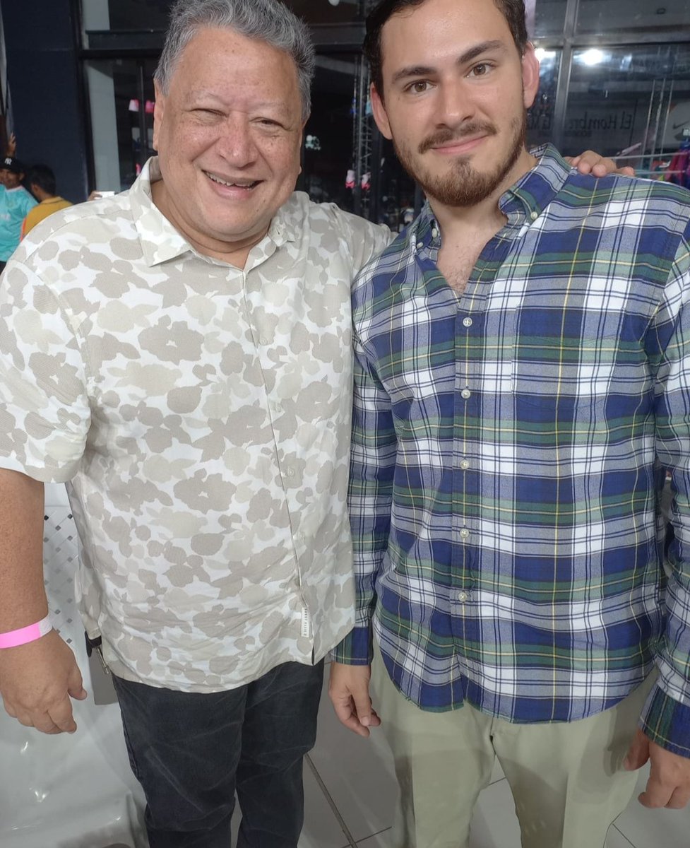 Me gustó ver en la función boxistica de David al joven político Juan Diego Vásquez. Me confesó que por primera vez iba a un evento de boxeo. Con lo buena que estuvo la cartilla creo que ganamos un nuevo aficionado. <a href="/JCTapiaLMB/">Juan Carlos Tapia</a> <a href="/FlorAltamiranda/">Flor Altamiranda</a> <a href="/limyueng/">Eduardo Lim Yueng</a> <a href="/JDVasquezGut/">Juan Diego Vásquez</a>