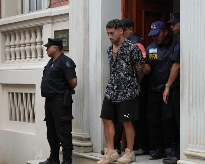 LEYANTISECTAS's tweet image. Yao Cabrera captaba a víctimas en situación de vulnerabilidad para esclavizarlas. Finalmente, hoy fue detenido tras confirmarse su condena a solo 4 años de prisión.

#TratadePersonas #OrganizacionesCoercitivas #secta