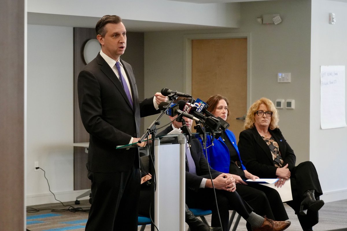 Rep_Magaziner's tweet image. 🚨 JUST wrapped an urgent press conference on Trump &amp;amp; Musk’s plan to gut the Department of Education.

Fewer teachers. Bigger classes. Less funding for RI schools. Unacceptable.

The richest people in the world cannot be allowed to cut education to pay for their tax cuts.