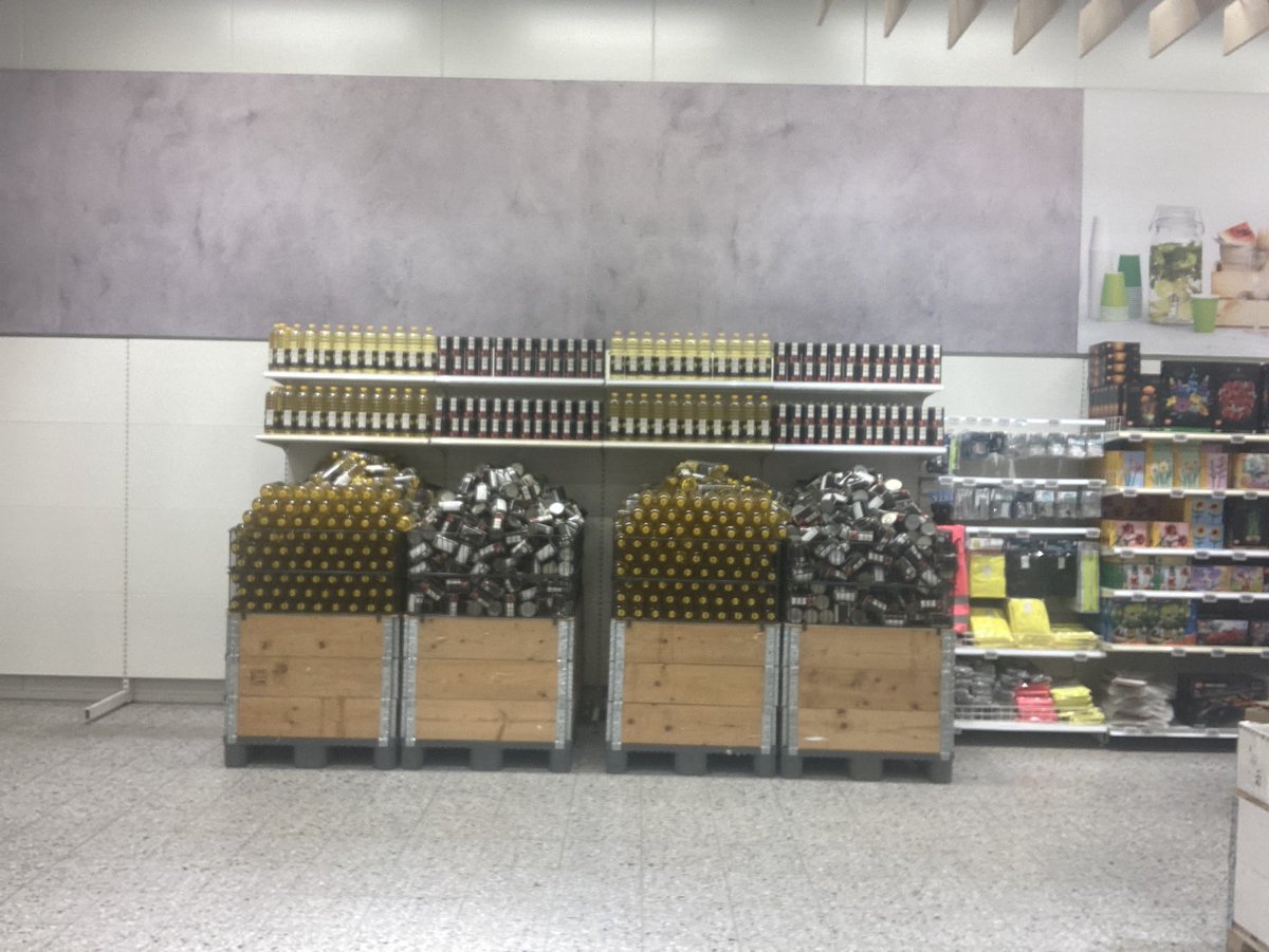 Här på #StoraCoop <a href="/CoopSverige/">CoopSverige</a> i #Västberga kunderna tas väldigt bra hand om🤗 med #Luxia Rapsolja 1L och krossade tomater till kampanjpriser💰 
Välkomna 😊