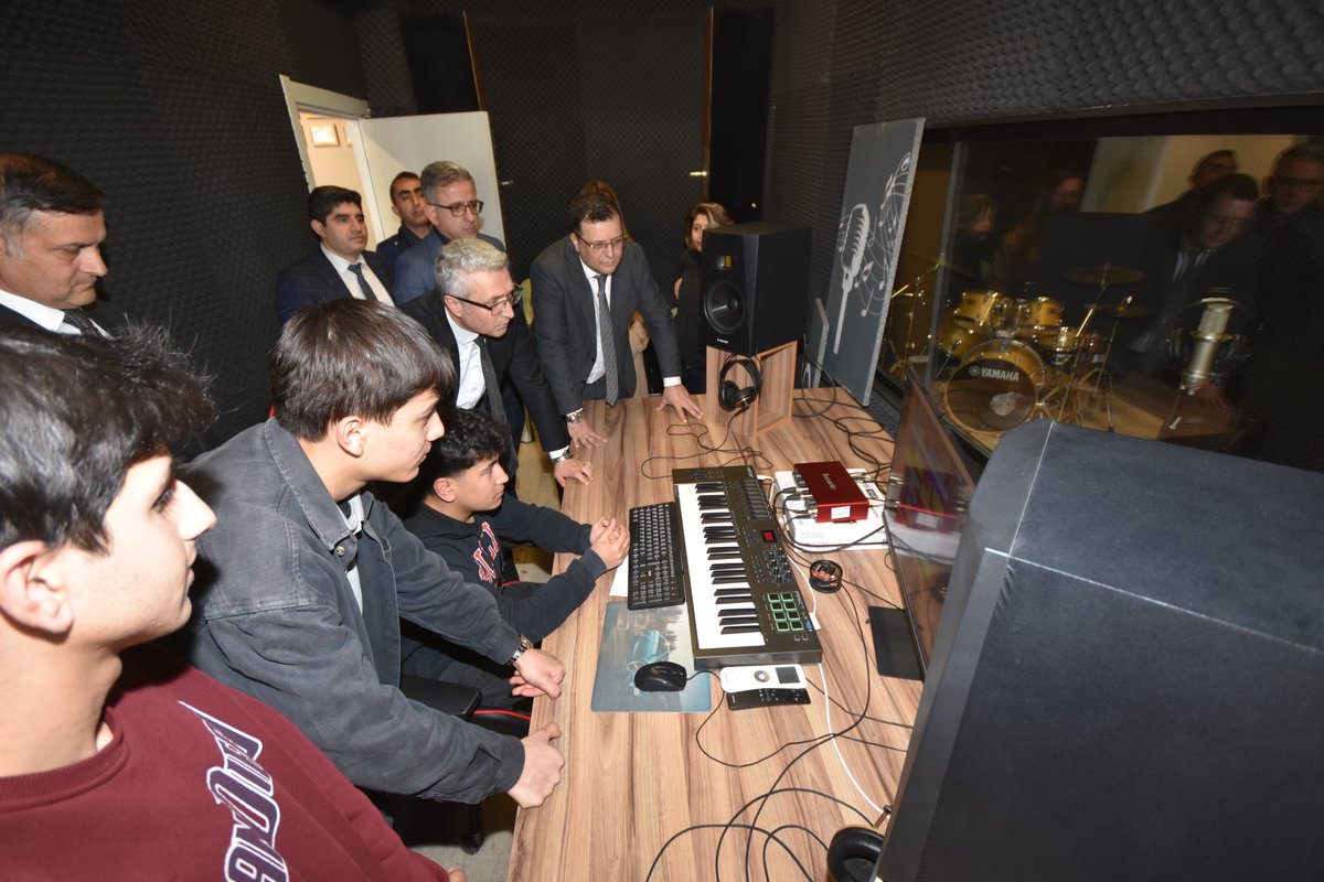 İl Milli Eğitim Müdürümüz Sayın Yaşar CİĞER; Ortaöğretim Genel Müdürlüğü Kültür, Sanat ve Spor Etkinlikleri Daire Başkanı Sayın Dr. Ufuk DİLEKÇİ ile birlikte TOBB Güzel Sanatlar Lisesi'ni ziyaret edip öğretmen ve öğrencilerle bir araya geldiler.

🔗batman.meb.gov.tr/www/il-mudurum…

<a href="/tcmeb/">Millî Eğitim Bakanlığı</a>