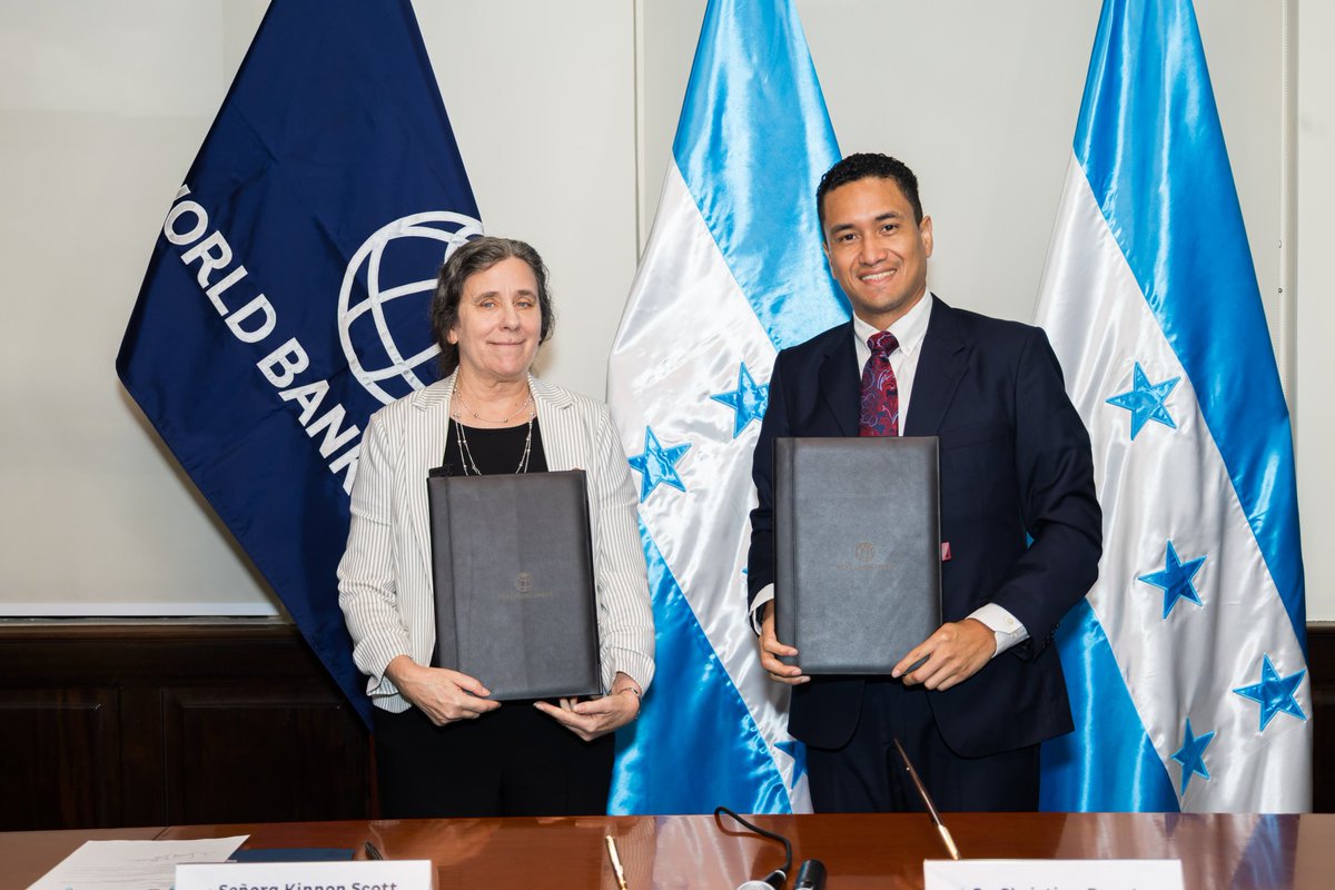 SEFINHN's tweet photo. El Ministro de Finanzas, @ChristianDCHn y la Representante del @BancoMundial, @kinnon__scott,  firman contrato de préstamo por $145 millones para profundizar la agenda de combate a la corrupción y cambio climático del @GobiernoHN de la Presidenta @XiomaraCastroZ https://t.co/vJ7MSYSeoR