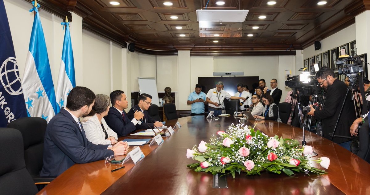 El Ministro de Finanzas, <a href="/ChristianDCHn/">Christian Duarte</a> y la Representante del <a href="/BancoMundial/">Banco Mundial</a>, <a href="/kinnon__scott/">Kinnon Scott</a>,  firman contrato de préstamo por $145 millones para profundizar la agenda de combate a la corrupción y cambio climático del <a href="/GobiernoHN/">Gobierno de Honduras (Archivado)</a> de la Presidenta <a href="/XiomaraCastroZ/">Xiomara Castro de Zelaya</a>