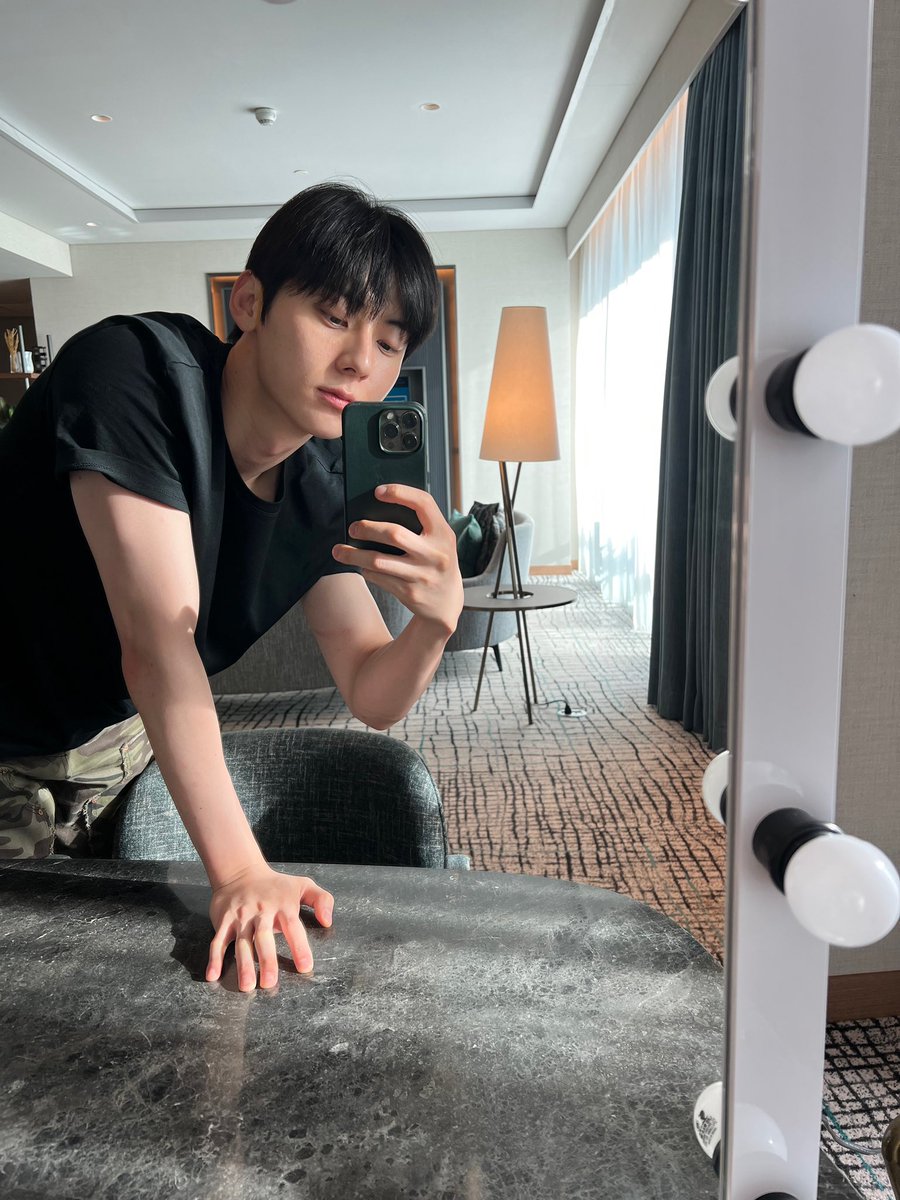 optimusempress's tweet photo. hwang minhyun’s mirror selfies >>> https://t.co/WttxanLdbc