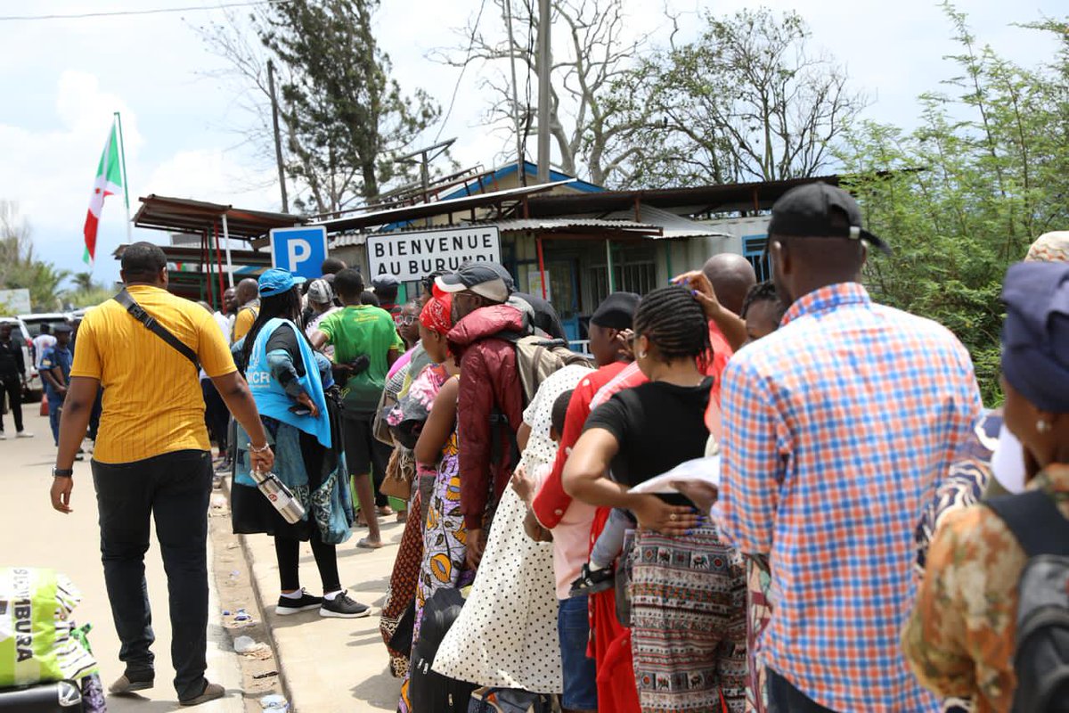 🚨Confirmed: Just this last weekend, approx 10k people arrived in #Burundi, fleeing conflict in eastern DRC. People are coming in exhausted, traumatized by the fighting. UNHCR teams at border points helping to receive &amp; assist them. Need for more support to rush in more aid!