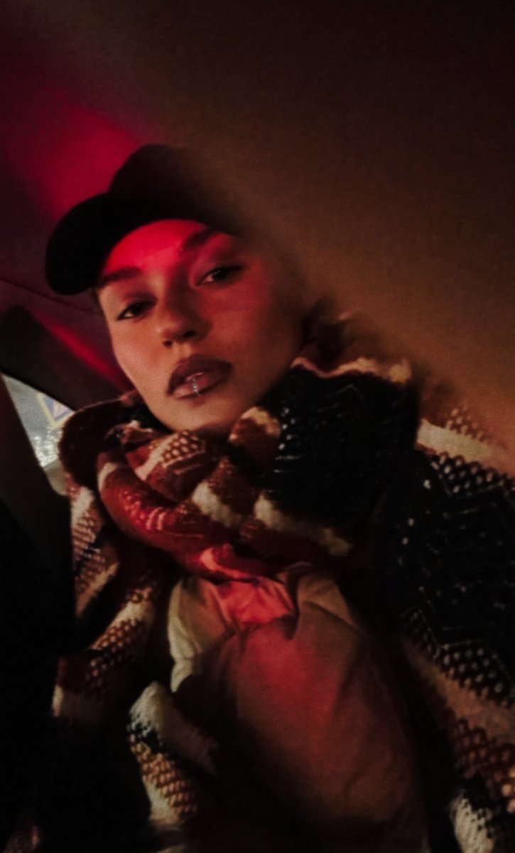 ставлю таксисту пять звёзд за то, что всю поездку играла музыка дельфина.